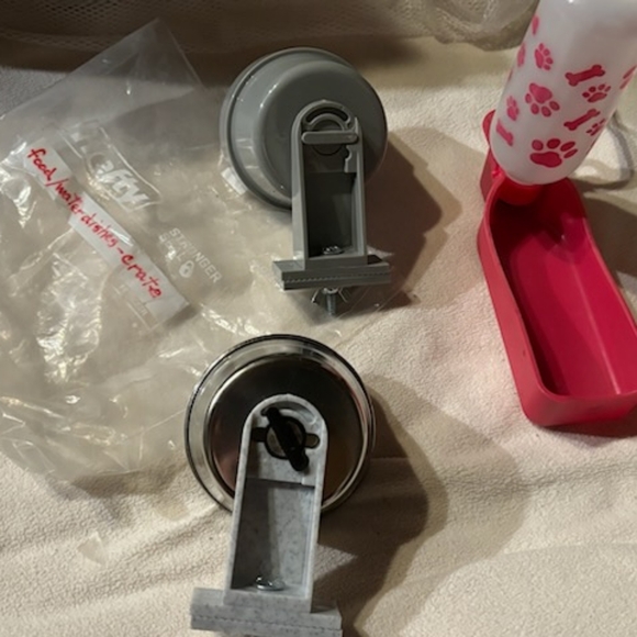 Water bottle and feeding bowls - Picture 4 of 5